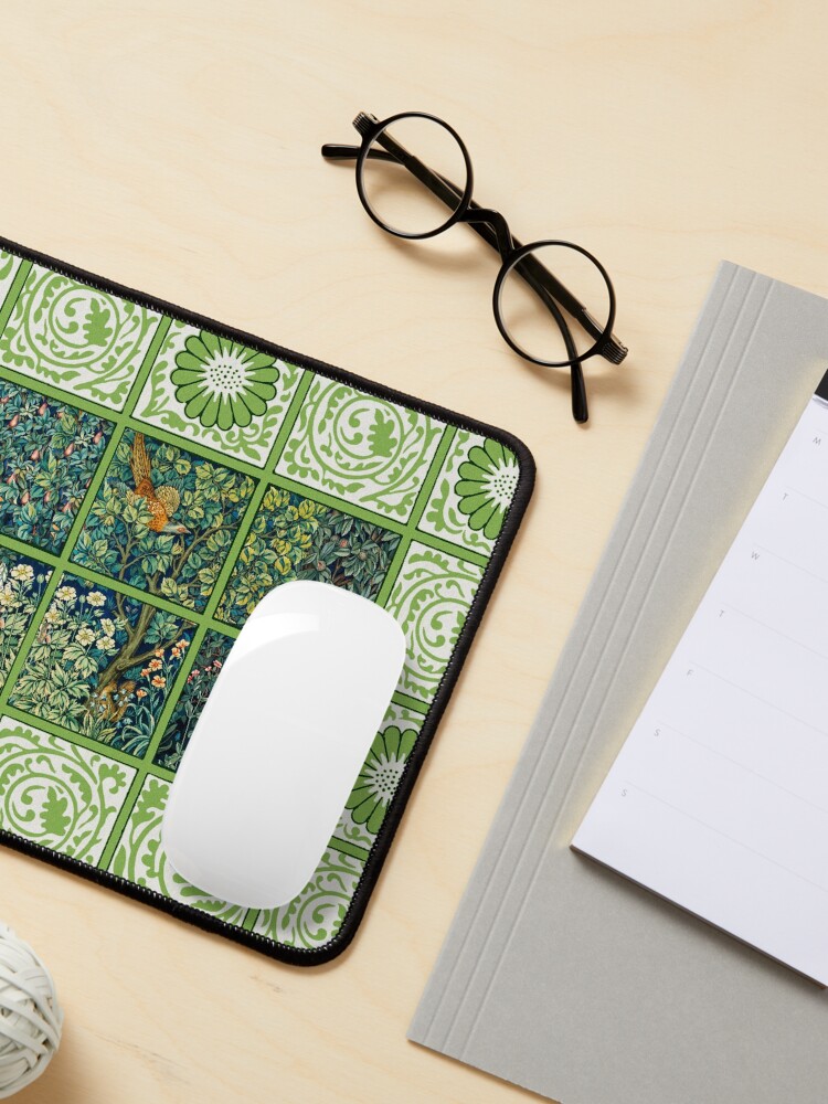 Aperçu 3 sur 5. Tapis de souris avec l'œuvre VERDURE, ANIMAUX DE LA FORÊT Renard, Faisan sur Arbre, Écureuil, Lièvres, Carrés Floral Vert Blanc créée et vendue par BulganLumini.