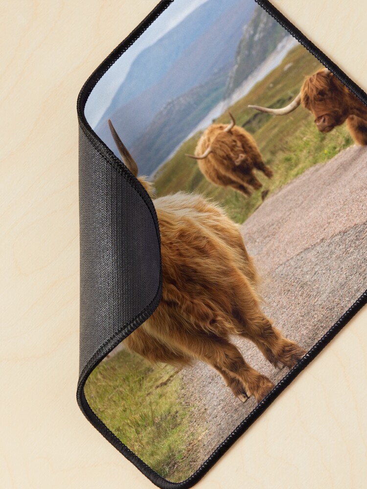 Imagen 2 de 5, Alfombrilla de ratón con la obra Highland Cow Glen Garry. Tierras Altas de Escocia., diseñada y vendida por PhotosEcosse.