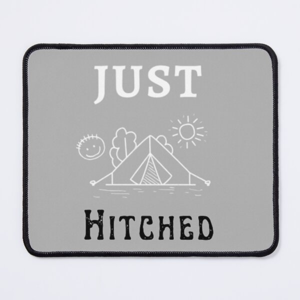 Aperçu de l'œuvre Just Hitched Tshirt, Funny Newlyweds Camping Tee, cadeau pour les amateurs de camping. créée et vendue par mHmShop.