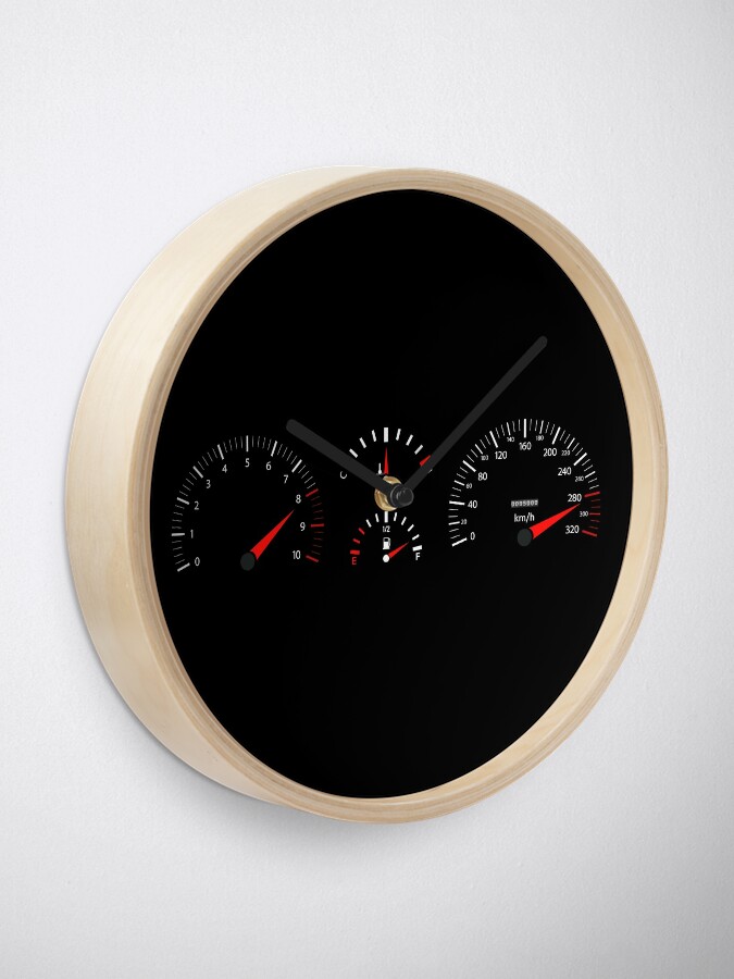 Horloge for Sale avec l'œuvre « Compteur de vitesse de voiture, tableau de  bord, tachymètre et indicateur de température - Hot August Nights » de  l'artiste navuno