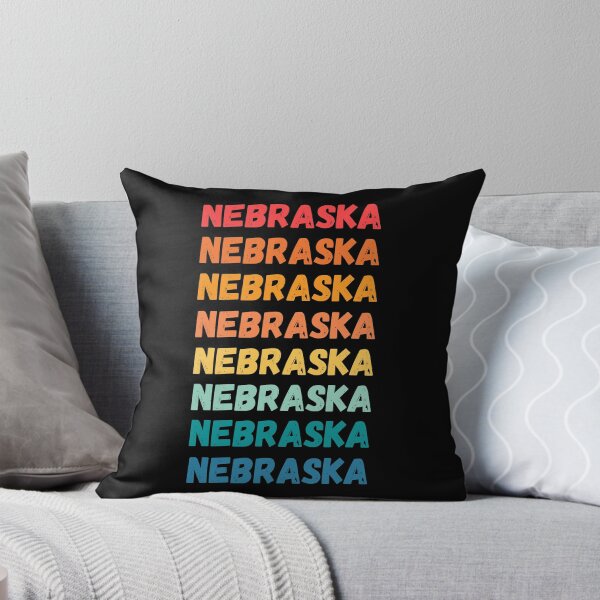 Artikelvorschau, NEBRASKA - herhaalde retro vintage zonsondergangkleuren met een verontrust ontwerpeffect Grafisch T-shirt | Essentieel T-shirt entworfen und verkauft von printdot.
