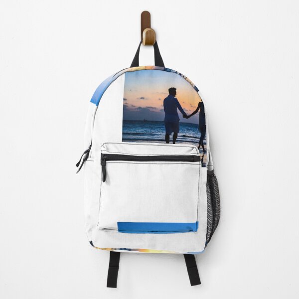 Artikelvorschau, Mann und Frau olding Hands Walking am Strand während des Sonnenuntergangs entworfen und verkauft von AidenChen.