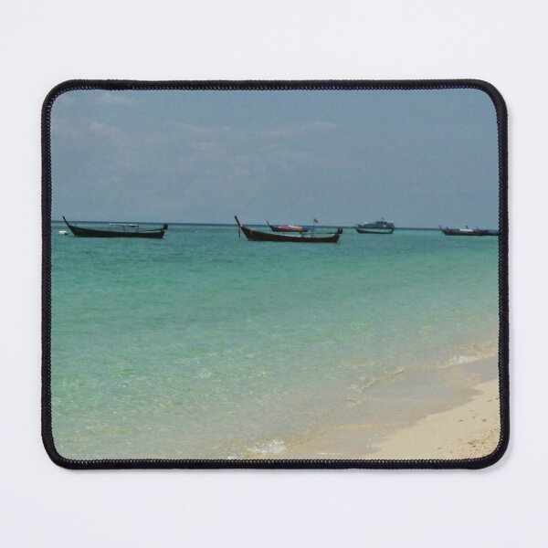 Artikelvorschau, Sandstrand, türkisfarbenes Wasser und Longtail-Boote in Thailand - tropischer Strand entworfen und verkauft von Designbyfia.