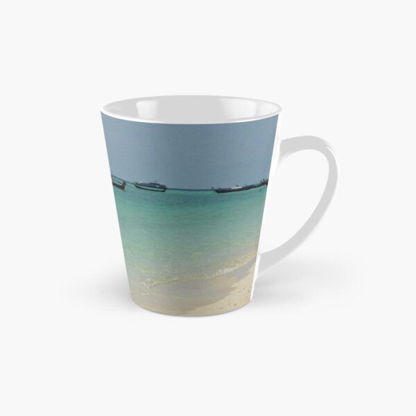 Artikelvorschau, Sandstrand, türkisfarbenes Wasser und Longtail-Boote in Thailand - tropischer Strand entworfen und verkauft von Designbyfia.
