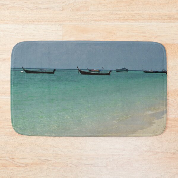 Artikelvorschau, Sandstrand, türkisfarbenes Wasser und Longtail-Boote in Thailand - tropischer Strand entworfen und verkauft von Designbyfia.
