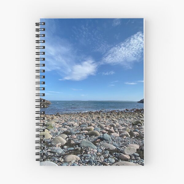 Aperçu de l'œuvre Rocky Beach dans le Maine avec ciel bleu créée et vendue par Sarah Tepe.