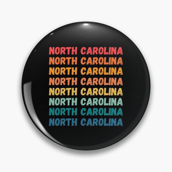 Artikelvorschau, NORTH CAROLINA - herhaalde retro vintage zonsondergangkleuren met een verontrust ontwerpeffect Grafisch T-shirt | Essentieel T-shirt entworfen und verkauft von printdot.