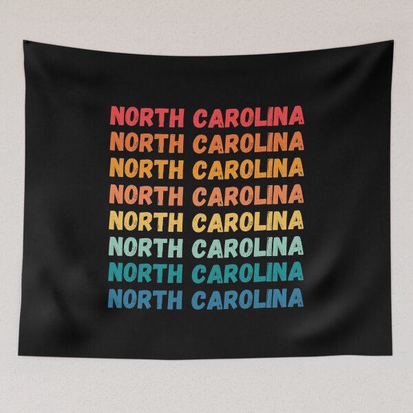 Artikelvorschau, NORTH CAROLINA - herhaalde retro vintage zonsondergangkleuren met een verontrust ontwerpeffect Grafisch T-shirt | Essentieel T-shirt entworfen und verkauft von printdot.