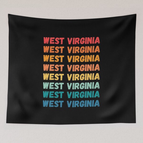 Artikelvorschau, WEST VIRGINIA - herhaalde retro vintage zonsondergangkleuren met een verontrust ontwerpeffect Grafisch T-shirt | Essentieel T-shirt entworfen und verkauft von printdot.