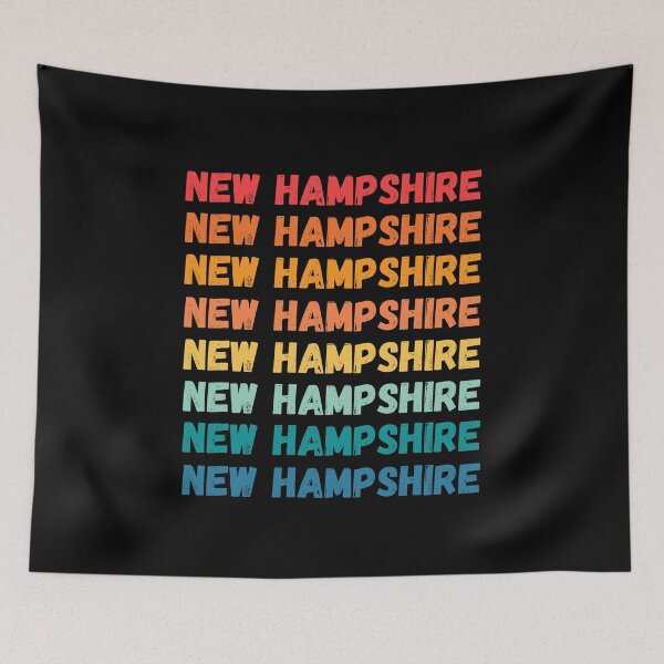 Artikelvorschau, NEW HAMPSHIRE - herhaalde retro vintage zonsondergangkleuren met een verontrust ontwerpeffect Grafisch T-shirt | Essentieel T-shirt entworfen und verkauft von printdot.