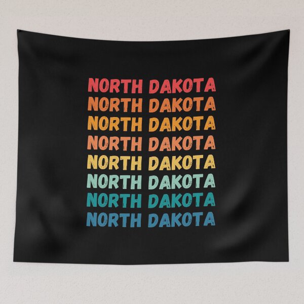 Artikelvorschau, NORTH DAKOTA - herhaalde retro vintage zonsondergangkleuren met een verontrust ontwerpeffect Grafisch T-shirt | Essentieel T-shirt entworfen und verkauft von printdot.