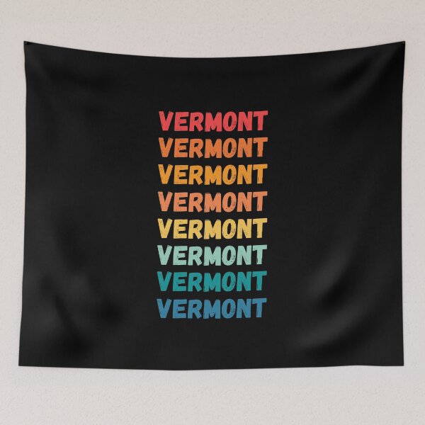 Artikelvorschau, VERMONT - herhaalde retro vintage zonsondergangkleuren met een verontrust ontwerpeffect Grafisch T-shirt | Essentieel T-shirt entworfen und verkauft von printdot.