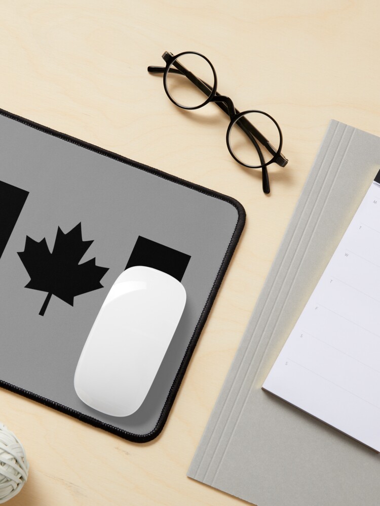 Imagen 3 de 5, Alfombrilla de ratón con la obra Una versión con la bandera canadiense negra, diseñada y vendida por Garaga.