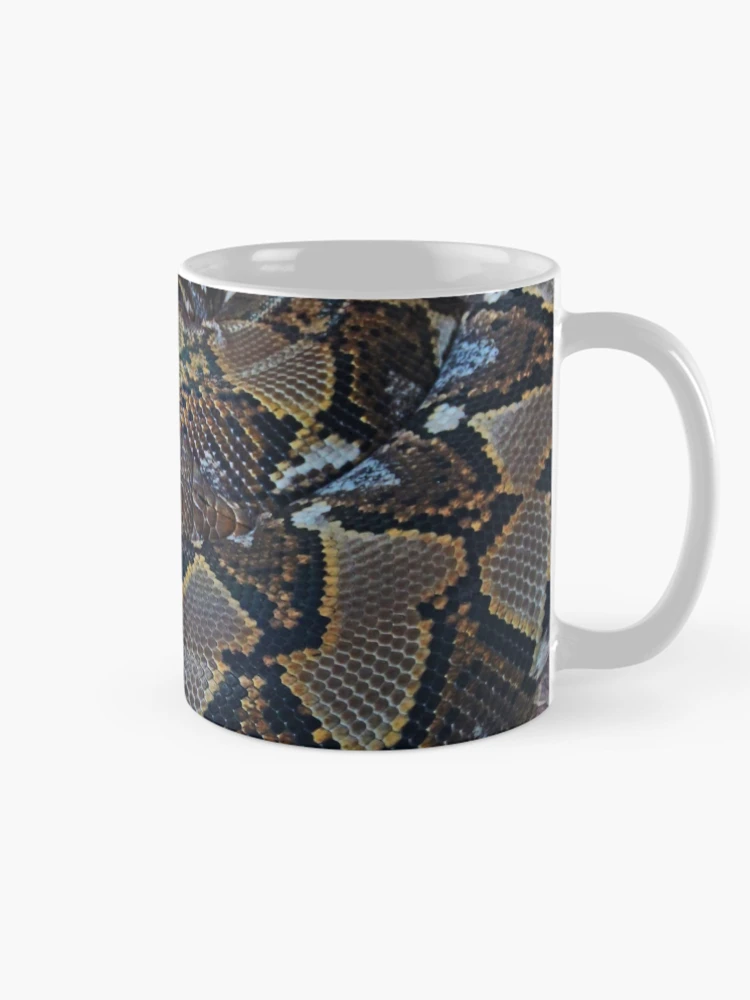 Aperçu 3 sur 6. Mug à café avec l'œuvre Python créée et vendue par Michiale.
