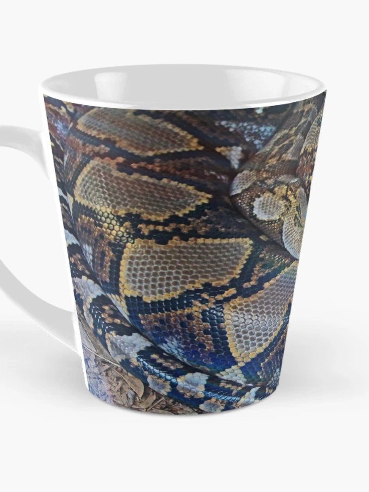 Aperçu 3 sur 4. Mug à café avec l'œuvre Python créée et vendue par Michiale.