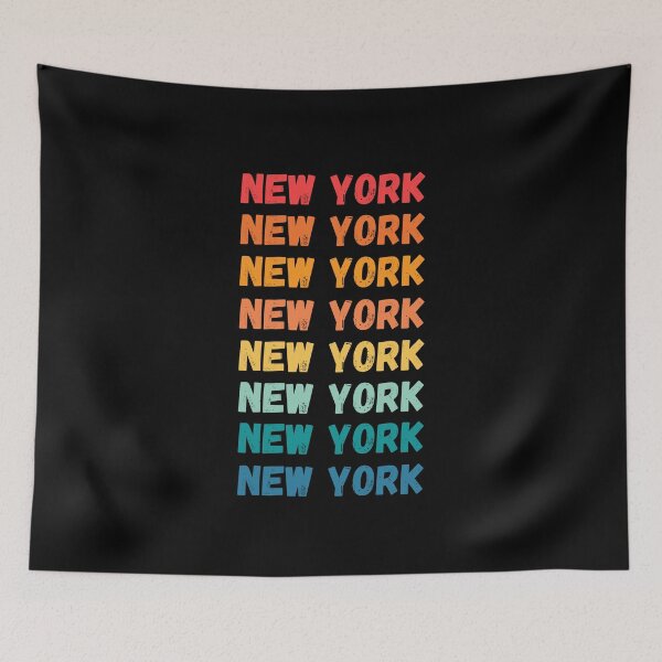 Artikelvorschau, NEW YORK - herhaalde retro vintage zonsondergangkleuren met een verontrust ontwerpeffect Grafisch T-shirt | Essentieel T-shirt entworfen und verkauft von printdot.