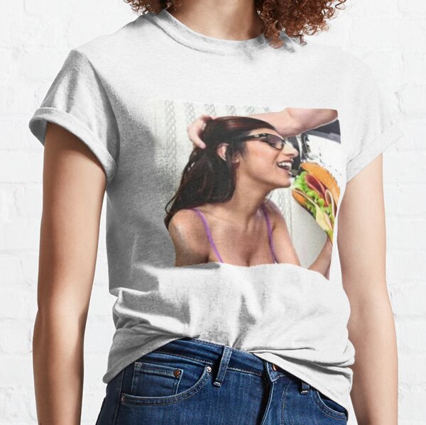 Mia Khalifa en train de déjeuner T-shirt classique