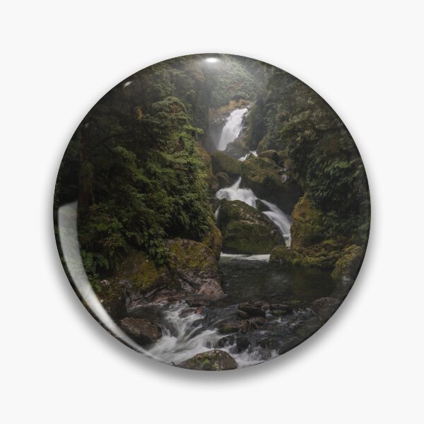 Artikelvorschau, Cascade Waterfall auf dem Milford Track Neuseeland entworfen und verkauft von Danny Wanders.