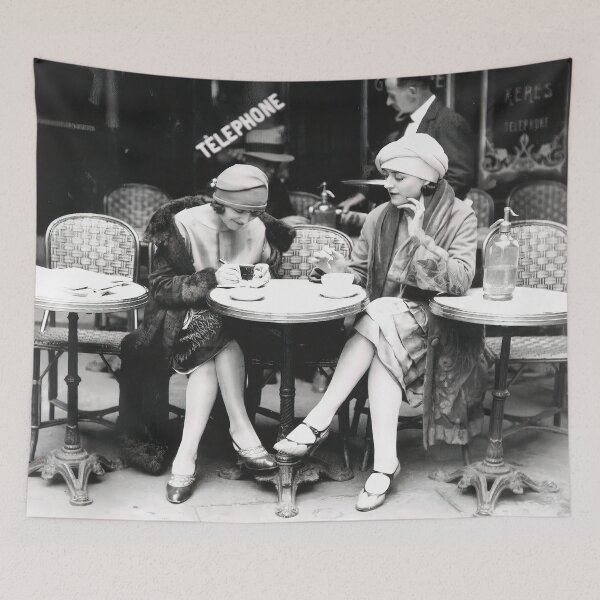 Artikelvorschau, Flappers im Café, Schwarz-Weiß-Vintage-Kunst entworfen und verkauft von modernretro.