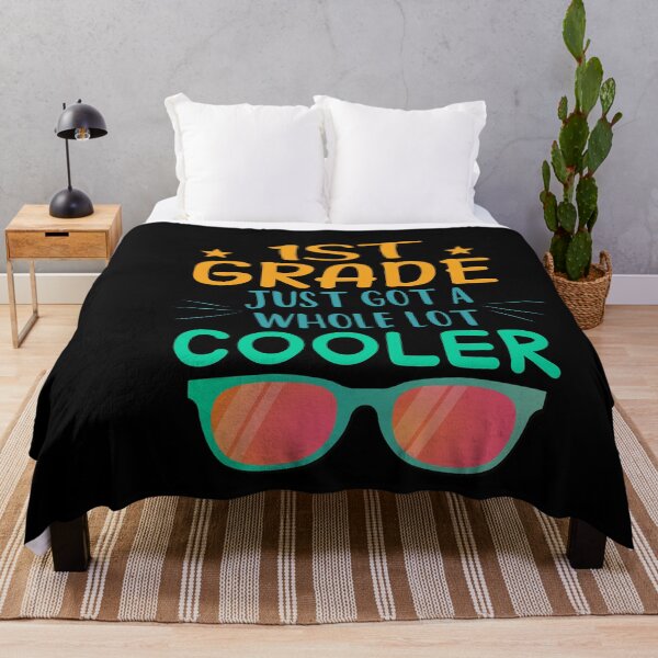 Artikelvorschau, Die 1. Klasse ist gerade viel cooler geworden, das Outfit der ersten Klasse zurück in die Schule als Geschenk für die 1. Klasse entworfen und verkauft von Ikgha.