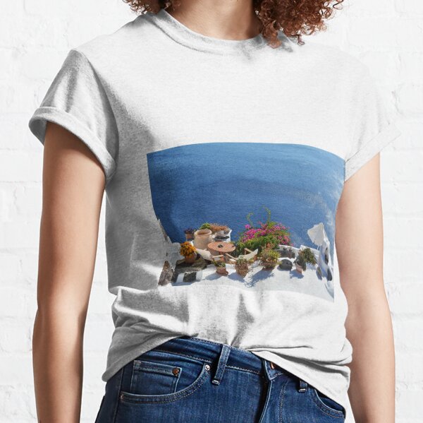 28.09.2016 Photography of traditional and famous houses and churches with blue domes over the Caldera, Aegean sea in Santorini island, Greece. Classic T-Shirt
