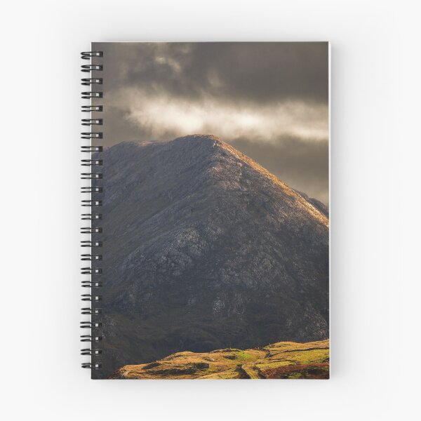 Artikelvorschau, Berge und stürmischer Himmel in Connemara, County Galway, Irland entworfen und verkauft von AlbertMi.