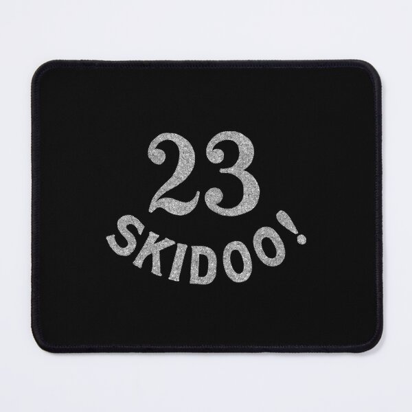 Aperçu de l'œuvre 23 T-shirt SkidooTwenty Three Skidoo ! créée et vendue par HyaDunga.