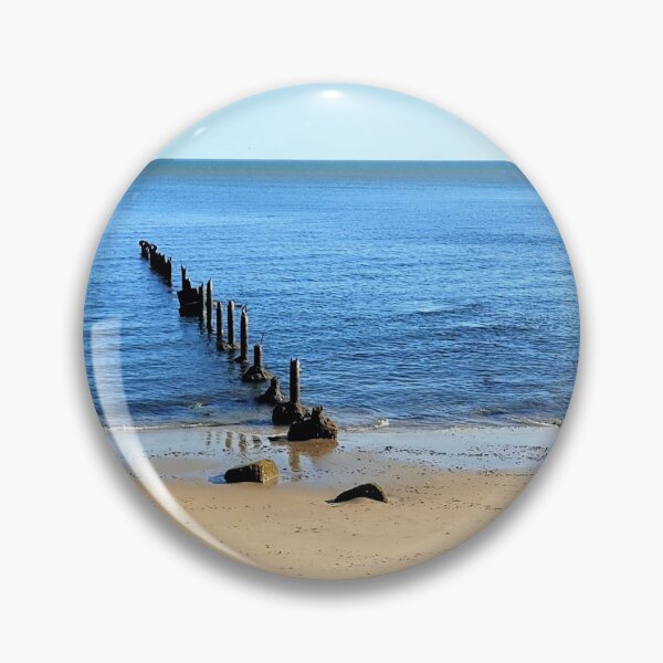 Artikelvorschau, Ein leerer Strand mit einem alten kaputten Pier. entworfen und verkauft von KodaMoon.