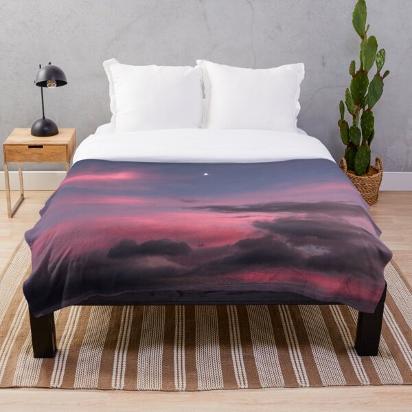 Artikelvorschau, Verträumter rosa lila Sonnenaufgang mit Mond entworfen und verkauft von Danny Wanders.