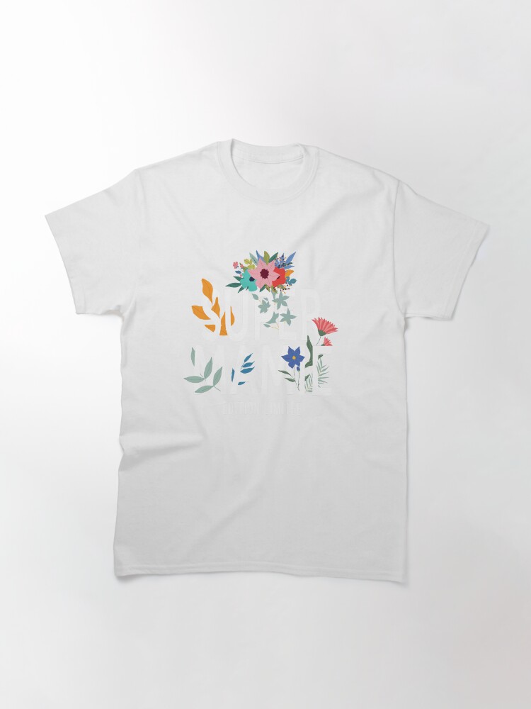 Aperçu 3 sur 7. T-shirt classique avec l'œuvre Super Mamie Edition Limitée créée et vendue par marzun.