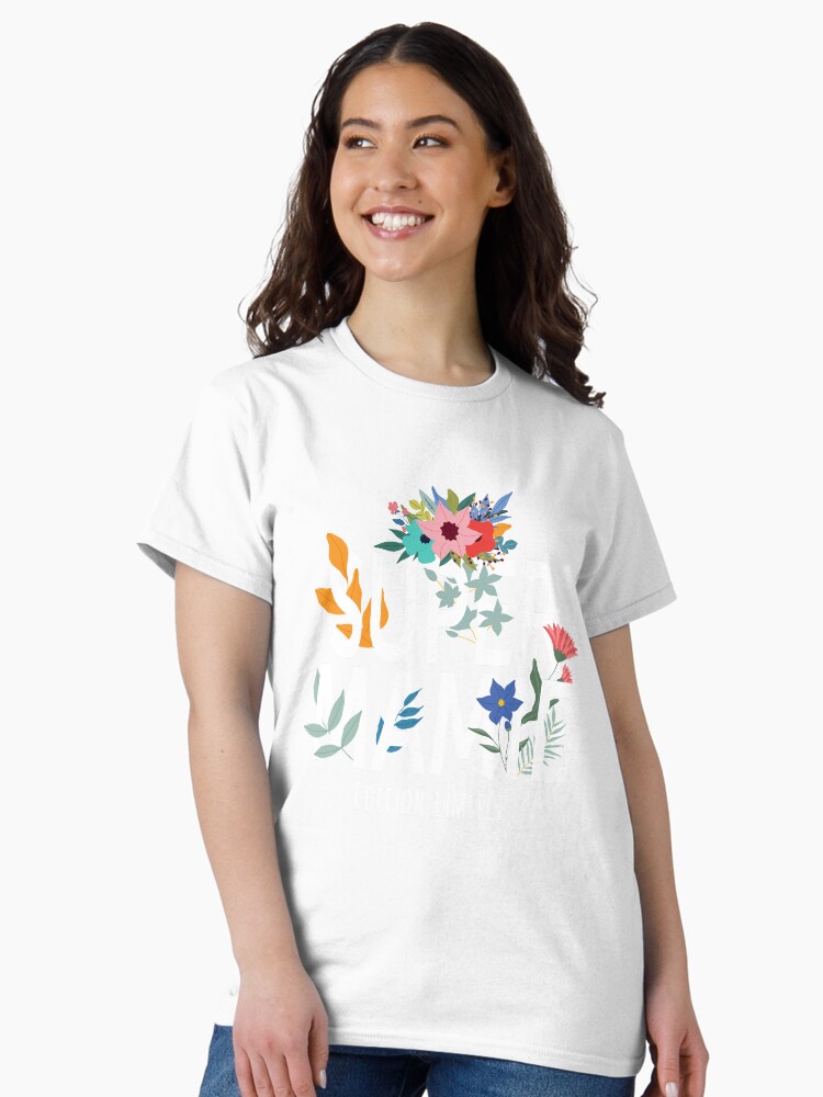 Aperçu 2 sur 7. T-shirt classique avec l'œuvre Super Mamie Edition Limitée créée et vendue par marzun.
