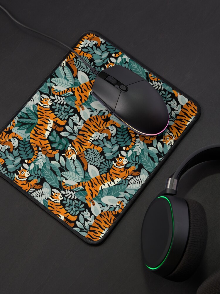 Imagen 4 de 5, Alfombrilla de ratón con la obra Tigre de Bengala Teal Jungle, diseñada y vendida por TigaTiga.