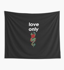 Nur Liebe (weiße Schrift) Wandbehang