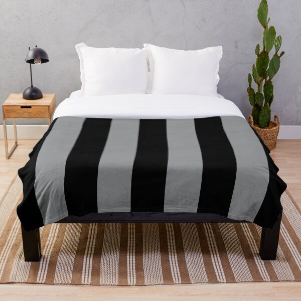 Artikelvorschau, Graues und schwarzes vertikales Streifenmuster 2022 Trendfarbe - Farbton - Schatten - Farbe Pantone Ultimate Grey 17-5104 entworfen und verkauft von ColorOfTheYears.