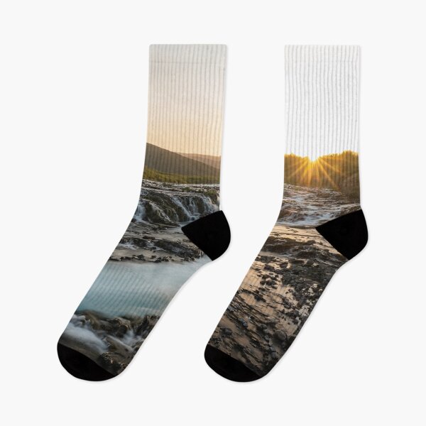 Artikelvorschau, Wunderschöner Wasserfall in Island mit Sonnenuntergang um Mitternacht entworfen und verkauft von Danny Wanders.