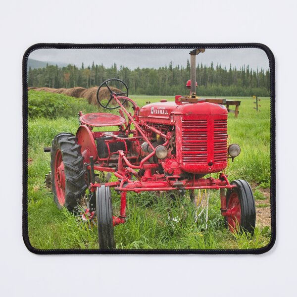 Vista previa del artículo con la obra «Tractor Farmall bajo la lluvia», diseñado y vendido por mahnkephotos.