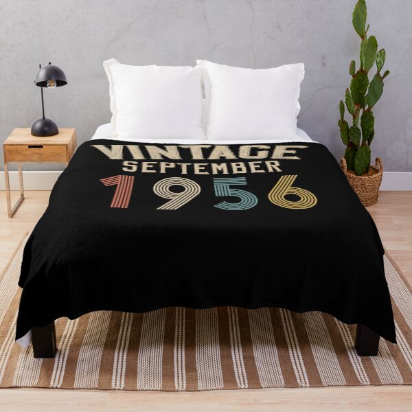 Aperçu de l'œuvre Femmes Vintage Septembre 1956 V-Neck. créée et vendue par ZerinaYasutake.