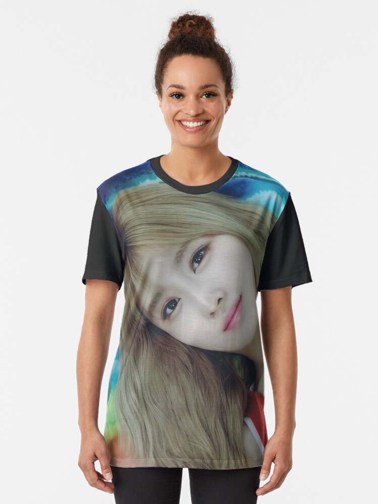 Momo -twice | Graphic T-Shirt