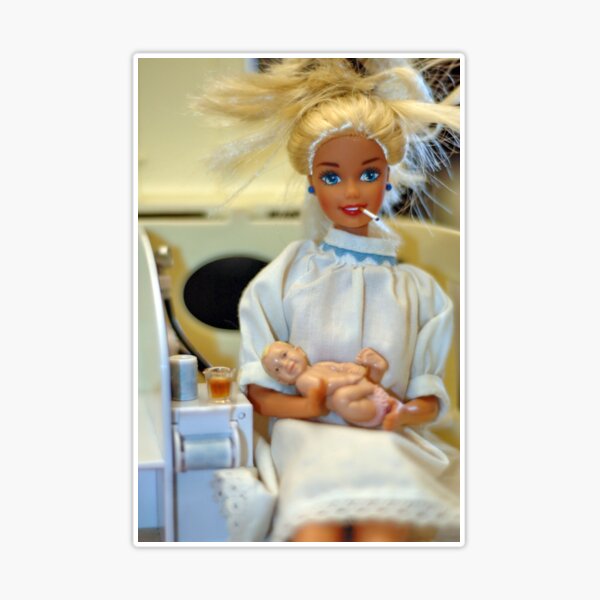 Sticker for Sale avec l'œuvre « Barbie se fait mettre enceinte