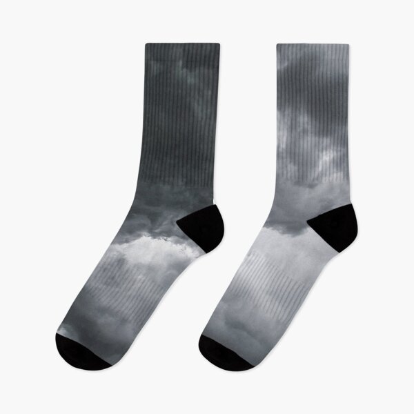 Aperçu de l'œuvre Nuages orageux gris foncé menaçants en colère tourbillonnants créée et vendue par James-Cole.