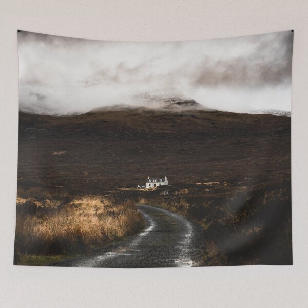 Artikelvorschau, Moody Road führt zur schottischen Cabin Isle of Skye entworfen und verkauft von Danny Wanders.