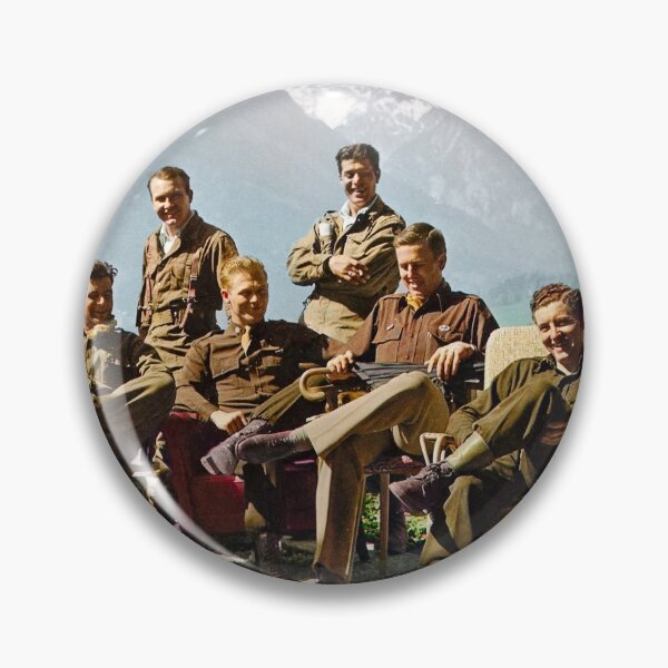 Aperçu de l'œuvre Dick Winters et sa Easy Company se prélassant au Nid d'Aigle, l'ancienne résidence d'Hitler dans les Alpes bavaroises, 1945. créée et vendue par Marina Amaral.