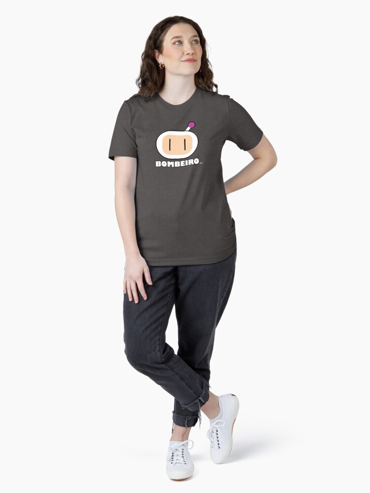 Imagen 4 de 7, Camiseta esencial con la obra Bombeiro, diseñada y vendida por RecunchoGamer.