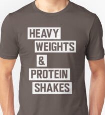 Schwere Gewichte und Proteinshakes Slim Fit T-Shirt