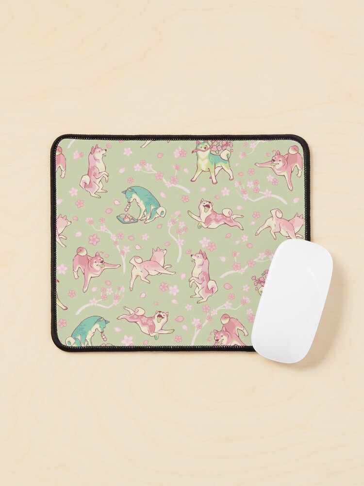 Aperçu 1 sur 5. Tapis de souris avec l'œuvre Shibakura & Matchinu dans le matcha créée et vendue par Colordrilos.