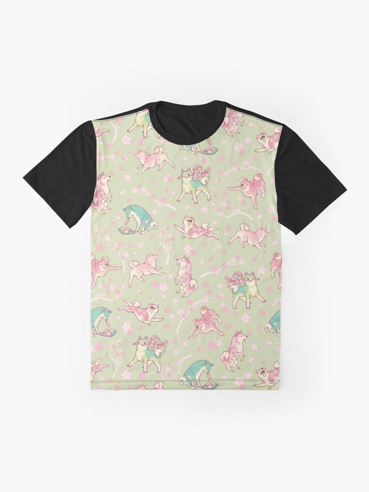 Aperçu 4 sur 5. T-shirt graphique avec l'œuvre Shibakura & Matchinu dans le matcha créée et vendue par Colordrilos.