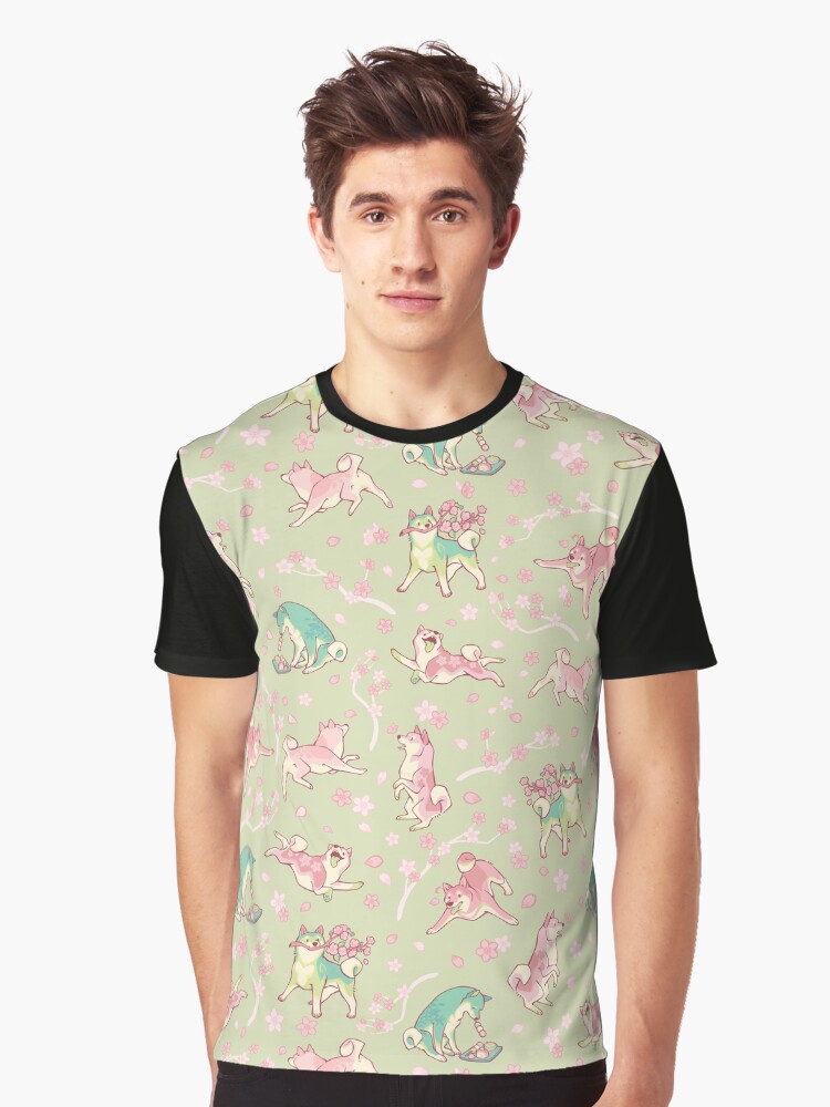 Aperçu 1 sur 5. T-shirt graphique avec l'œuvre Shibakura & Matchinu dans le matcha créée et vendue par Colordrilos.