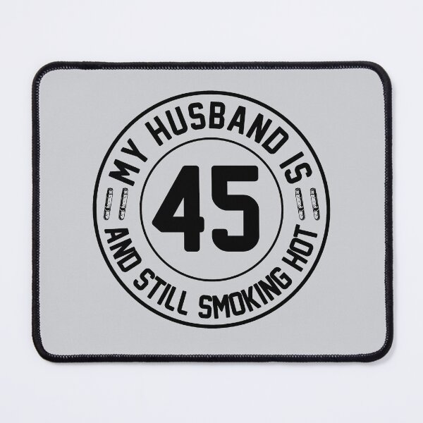 Aperçu de l'œuvre Mon mari a 45 ans et fume toujours chaud, 45e anniversaire de mari, cadeau de femme fière, cadeau de mari créée et vendue par UrbanJupiter1.