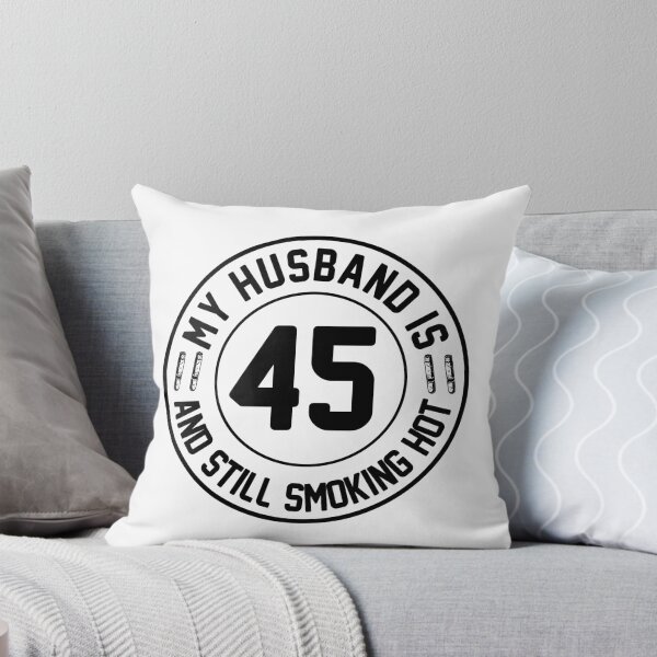 Aperçu de l'œuvre Mon mari a 45 ans et fume toujours chaud, 45e anniversaire de mari, cadeau de femme fière, cadeau de mari créée et vendue par UrbanJupiter1.