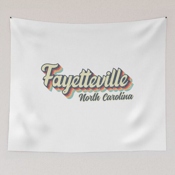 Artikelvorschau, Fayetteville Stadt North Carolina Retro Vintage 70er Jahre Regenbogen entworfen und verkauft von Teelogic.